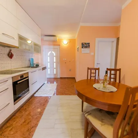 Marko Beachfront Seget Apartment *