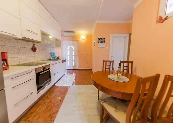 Marko Beachfront Seget Appartamento *