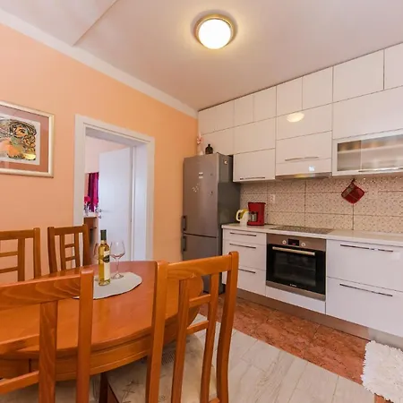 Apartamento Marko Beachfront Seget *
