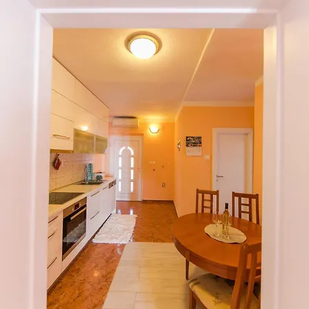 Apartamento Marko Beachfront Seget *